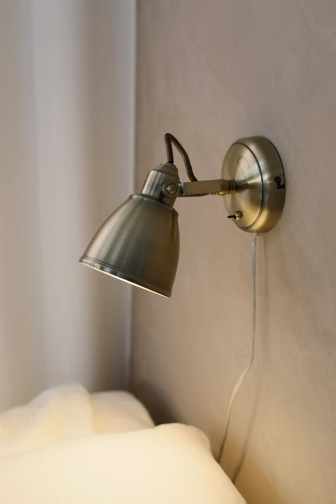 Markslöjd FJÄLLBACKA – 1-valoinen seinävalaisin, antiikkimessingin sävyinen – sisustuskuva
