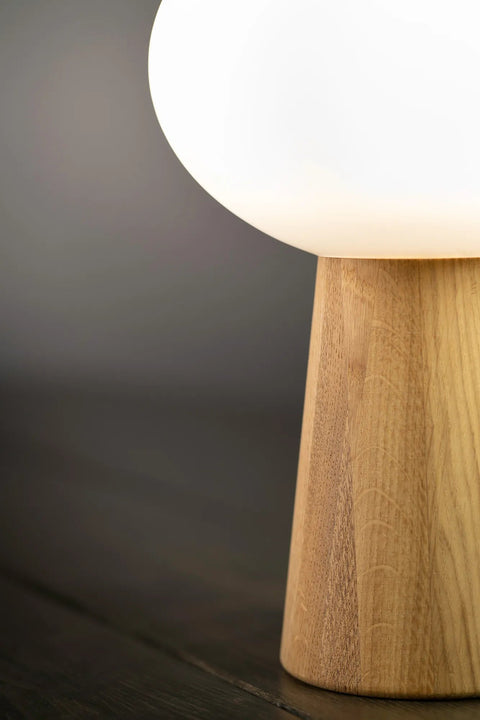 Markslöjd PATER – pöytävalaisin, beige/valkoinen – yksityiskohta lähikuvassa
