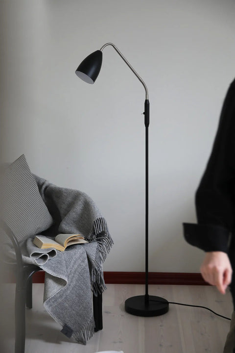 Markslöjd PATRO – LED-lattiavalaisin, musta – sisustuskuva
