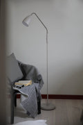 Markslöjd PATRO – LED-lattiavalaisin, beige – sisustuskuva