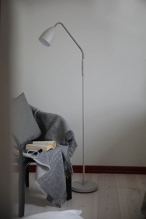 Markslöjd PATRO – LED-lattiavalaisin, beige – sisustuskuva