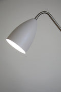 Markslöjd PATRO – LED-lattiavalaisin, beige – yksityiskohta lähikuvassa