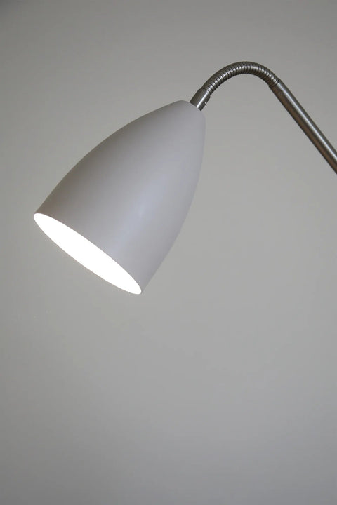 Markslöjd PATRO – LED-lattiavalaisin, beige – yksityiskohta lähikuvassa