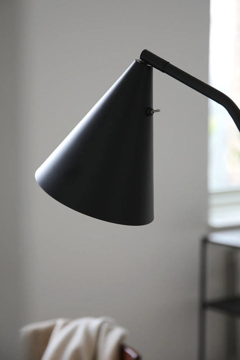 Markslöjd FUNIL – LED-lattiavalaisin, musta – yksityiskohta lähikuvassa