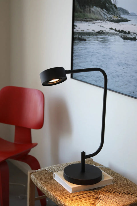 Markslöjd HUGO – LED-pöytävalaisin, musta – sisustuskuva