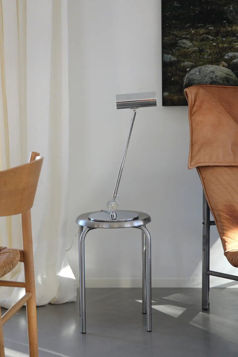 Markslöjd ARLO – LED-pöytävalaisin, kromi – sisustuskuva