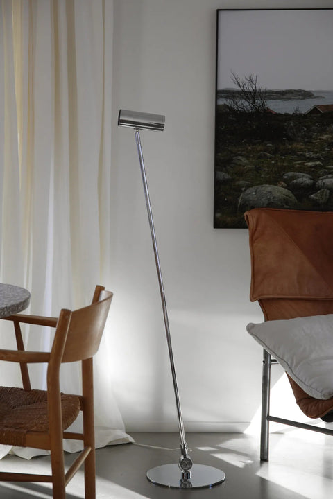 Markslöjd ARLO – lattiavalaisin, kromi, leveys – sisustuskuva