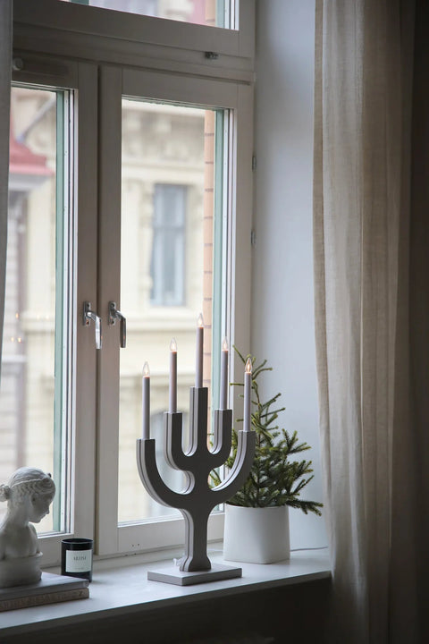 Markslöjd SAPIN – 5-valoinen sähkökynttelikkö, greige – sisustuskuva