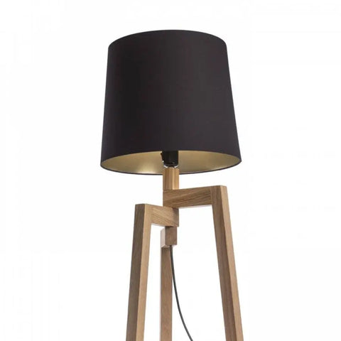 Musta/kultafolio CONNY 35/30 varjostin, asennettuna WOODY-jalustalle, ylellinen ja lämmin valaistusratkaisu moderniin sisustukseen.