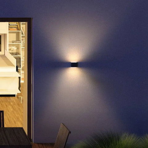 CHOIX 114 LED-seinävalaisin, kaksisuuntainen valoteho, valaistu piha.