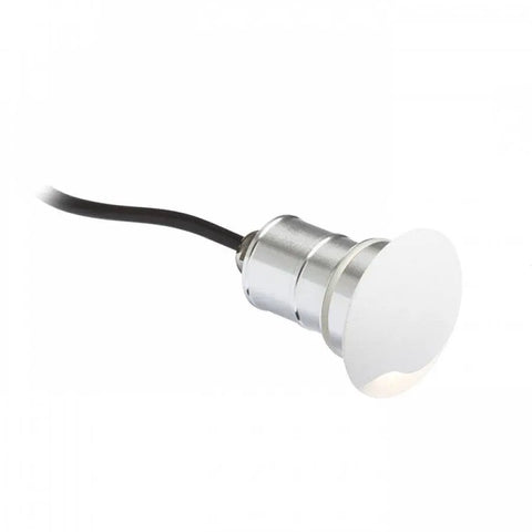Valkoinen KICK I LED-opastevalo, mukana integroitu johto, IP54-suojaluokitus.