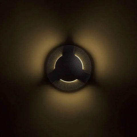 Musta KICK III LED muuri- ja opastevalaisin, 3W, IP54, moderni pyöreä design, erinomainen ratkaisu ulkovalaistukseen.