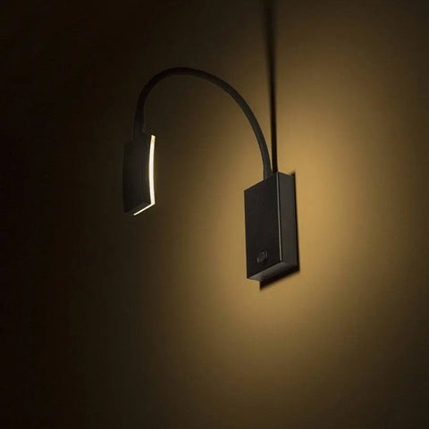 FRISCO W seinävalaisin valaisee lämpimän valkoisella LED-valolla – Musta FRISCO W LED-seinävalaisin, jonka joustava hanhenkaula suuntaa lämpimän 3000K valkoisen valon, täydellinen lukuvaloksi pimeässä huoneessa.