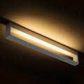 IMPERISO 60 LED-valaisin valaistuna pimeässä tilassa – Mustalla taustalla esitettynä valaisin luo voimakkaan ja tyylikkään valon, joka sopii täydellisesti moderniin sisustukseen.