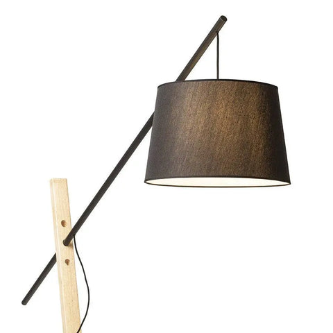 Moderni lattiavalaisin, musta tekstiilivarjostin, minimalistinen puurunko, musta metallitanko, tyylikäs valinta olohuoneeseen tai toimistoon.