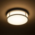 Alt-teksti: GRANDE LED 25 kattovalaisin valaistuna, krominen metallikehys ja opaalilasi tarjoavat pehmeän ja tasaisen valaistuksen.