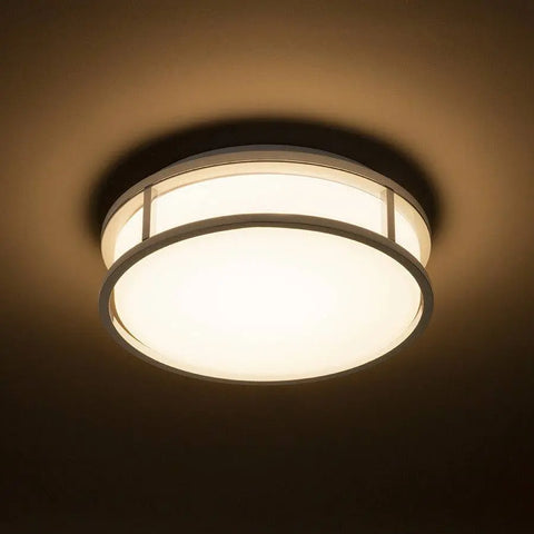 Alt-teksti: GRANDE LED 25 kattovalaisin valaistuna, krominen metallikehys ja opaalilasi tarjoavat pehmeän ja tasaisen valaistuksen.