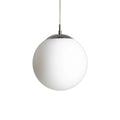 LUNA 25 riippuvalaisin valkoisella opaalilasikuvulla, elegantti design ja läpinäkyvä kaapeli.
