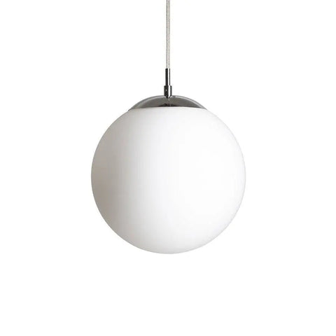 LUNA 25 riippuvalaisin valkoisella opaalilasikuvulla, elegantti design ja läpinäkyvä kaapeli.
