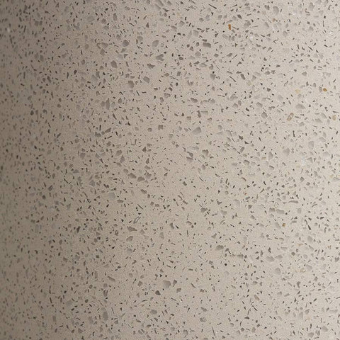 Lähikuva GRANITA II valaisimen pinnasta, joka on tehty vaaleasta graniitin sävyisestä betonista.