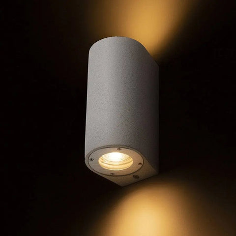 GRANITA II valaisin ulkokäytössä, näyttää up and downlight -valaistusvaikutuksen pimeässä.