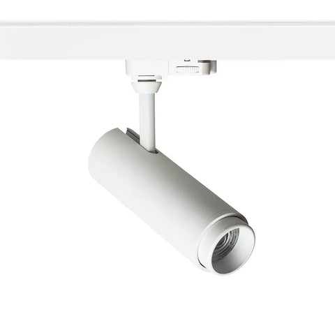 Valkoinen FOCUS 12 LED-spotti asennettuna 3-vaihekiskoon.