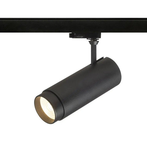 Musta FOCUS 30 LED-valonheitin kiinnitettynä 3-vaihekiskoon, sivukuva valaistuna.