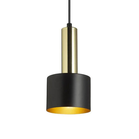 Musta riippuvalaisin kullanruskealla messinkisellä yksityiskohdalla, metallinen varjostin, ripustuspituus 120 cm, moderni design.