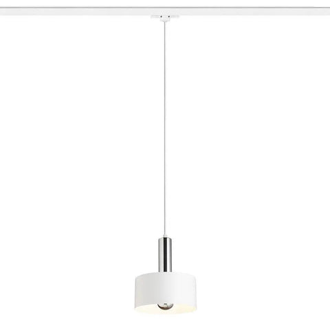 GIULIA 20 valkoinen riippuvalaisin kromisella yksityiskohdalla, asennettuna 3-vaihekiskoon, pyöreä metallinen varjostin, E27-kanta, ripustuspituus 120 cm.