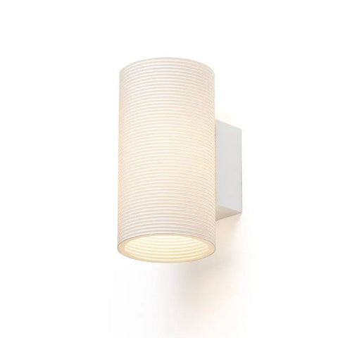Valkoinen GLANS RR2 150 seinävalaisin, valaistuna lämpimällä valolla, 3D-tulostettu PLA-materiaali, moderni ja ekologinen design.