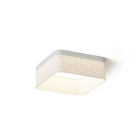 Neliömallinen LED-valaisin asennettuna kipsilevykattoon, moderni design.
