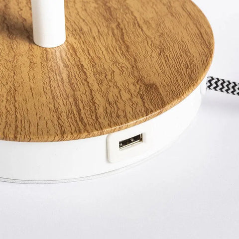 Yksityiskohtainen kuva USB-portista KEITH/AMBITUS pöytävalaisimen jalustassa.